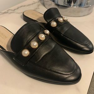 NWOT Pearl accent black slides